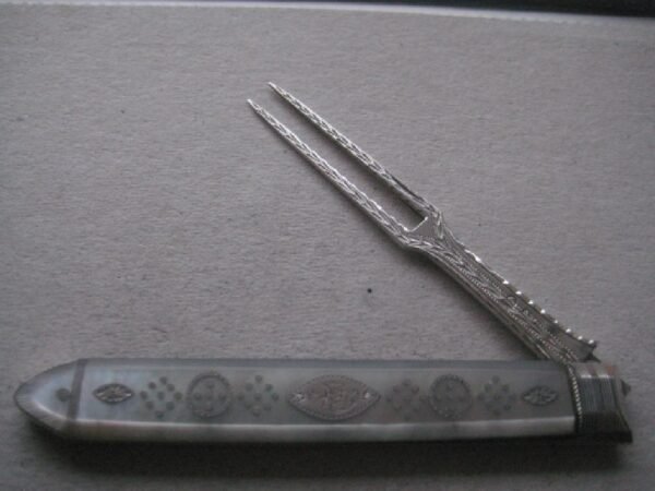 Rare George III Mother of Pearl Hafted Silver Bladed Folding Fruit Fork SK14